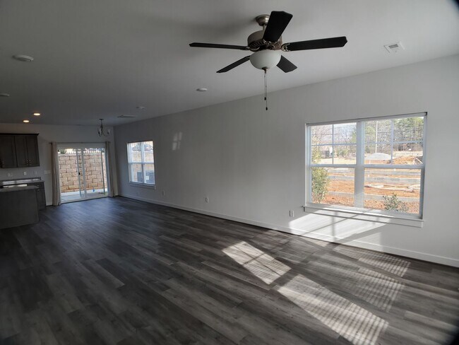 Building Photo - Townhome in Chester - Prime Location!