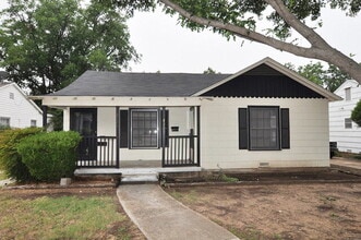 Building Photo - "Adorable One-Bedroom Featuring Hardwood Floors, Vintage Charm & Stylish Updates!"