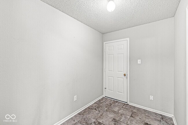Building Photo - 5641 Buck Dr