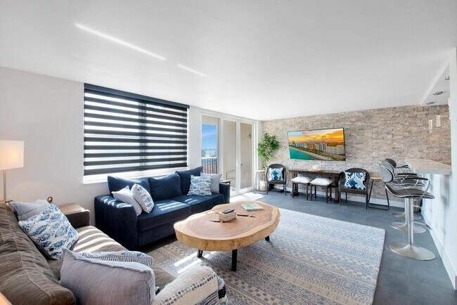 Building Photo - 2881 NE 33rd Ct