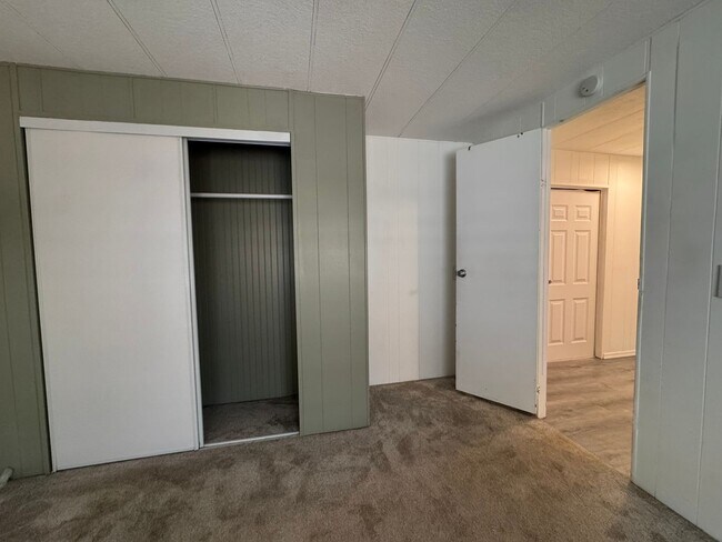 Building Photo - 1 BR 1Ba with enclosed Porch/Patio, fenced yard, RV Parking