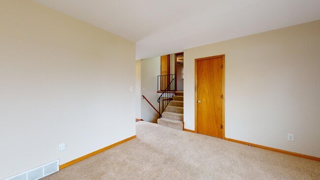 Building Photo - 4 Bedroom, 2 Bathroom Split Level Home
