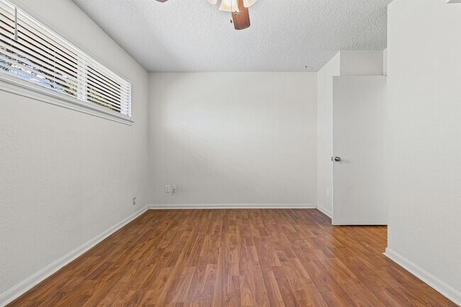 Building Photo - 8113 Baywood Dr