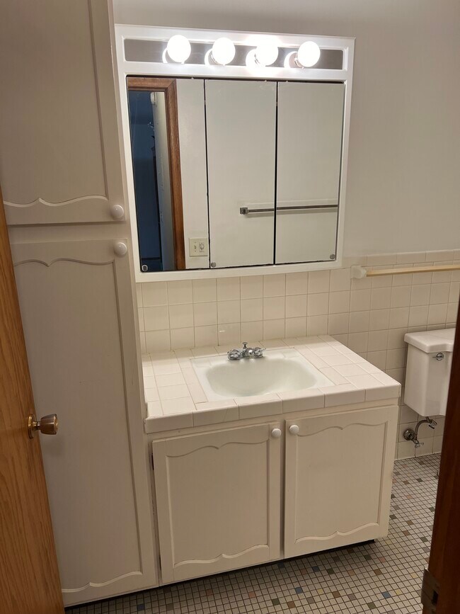 Building Photo - 529 17th Ave N