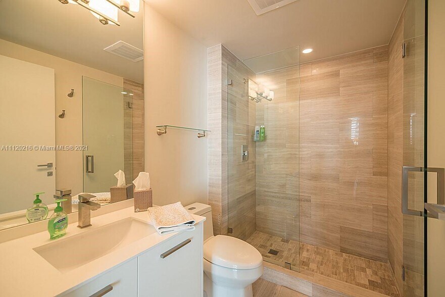 Building Photo - 1300 Brickell Bay Dr