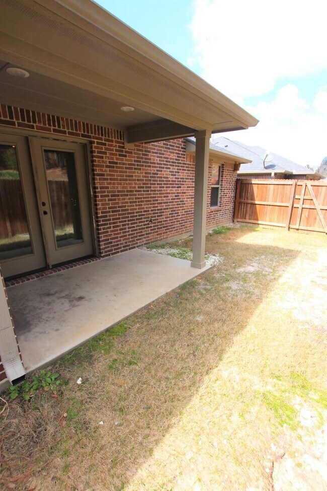 Building Photo - 3 Bedroom, 2 Bathroom Town Home in Tyler!