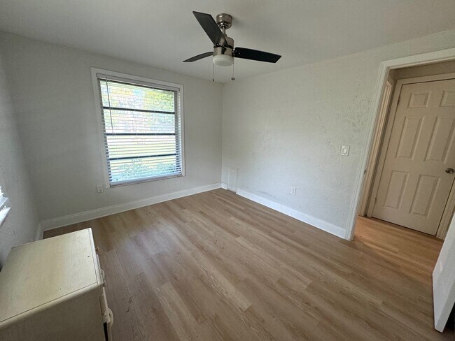 Building Photo - Charming 2-Bed/2-Bath Home for Rent in Gulf Gate-Sarasota, FL!
