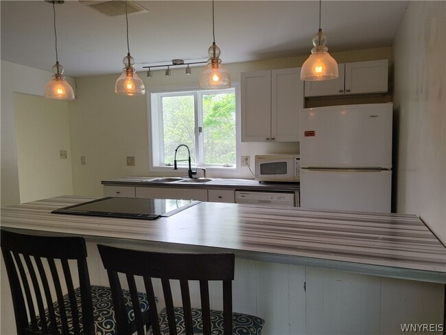 Building Photo - 770 Lake Rd