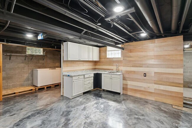 Building Photo - 2860 E Coon Lake Rd