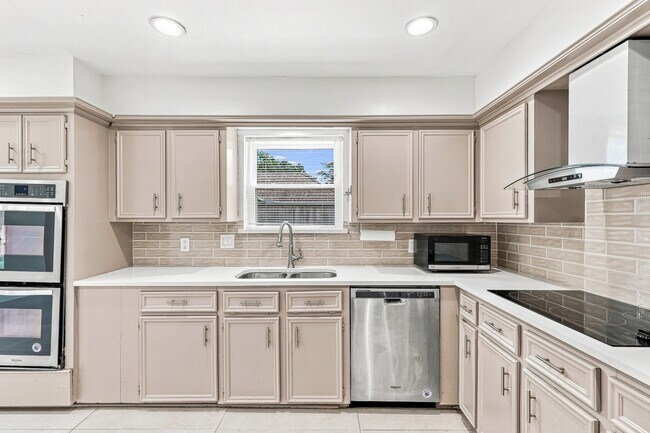 Building Photo - 1135 Trowbridge Dr