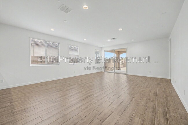 Building Photo - 3241 E Malibu Dr
