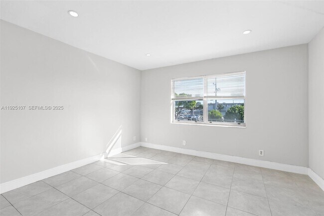 Building Photo - 4021 N Andrews Ave