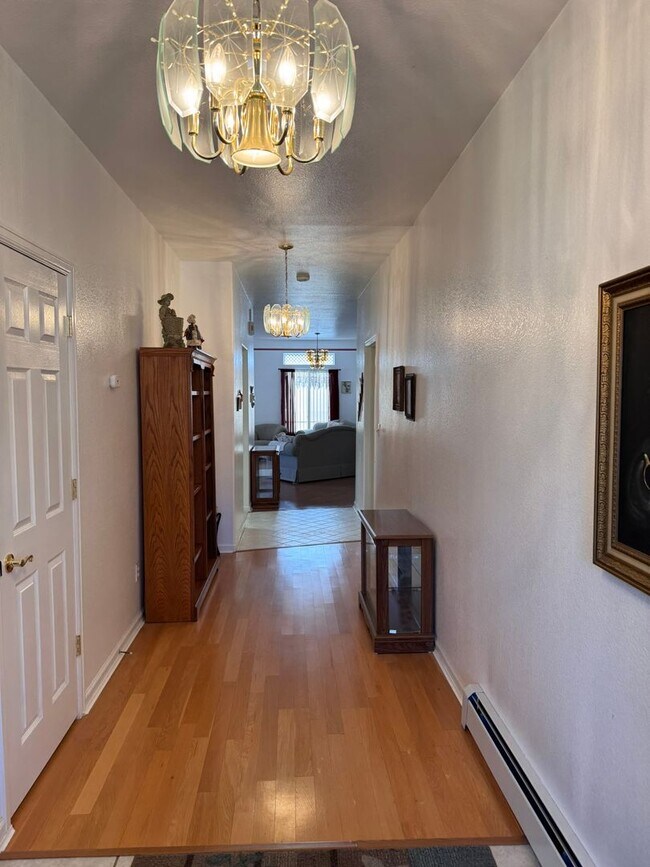 Building Photo - Fully Furnished 3Bed, 2Bath, 2Car Garage i...