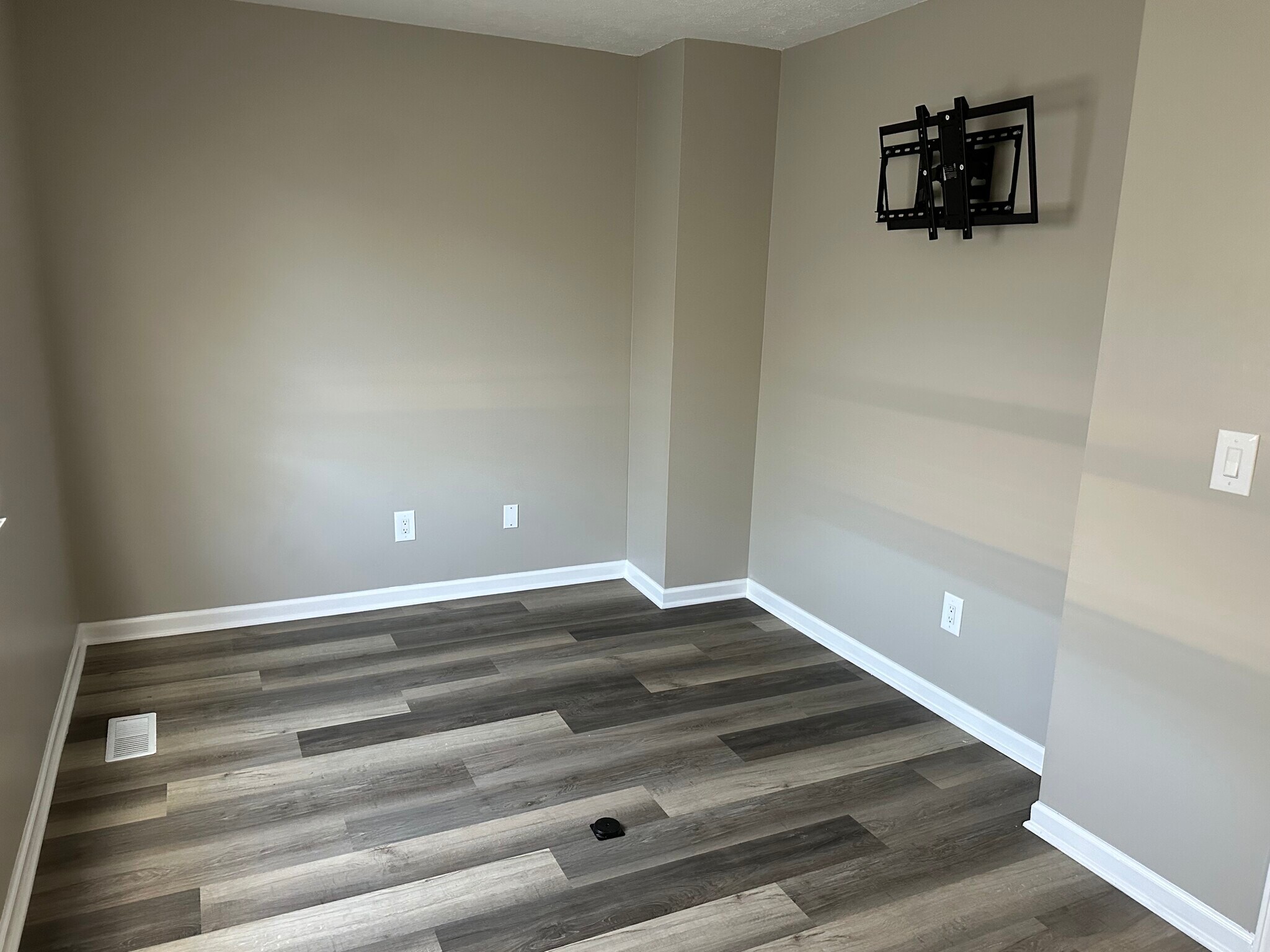 Building Photo - 7806 Barkwood Dr