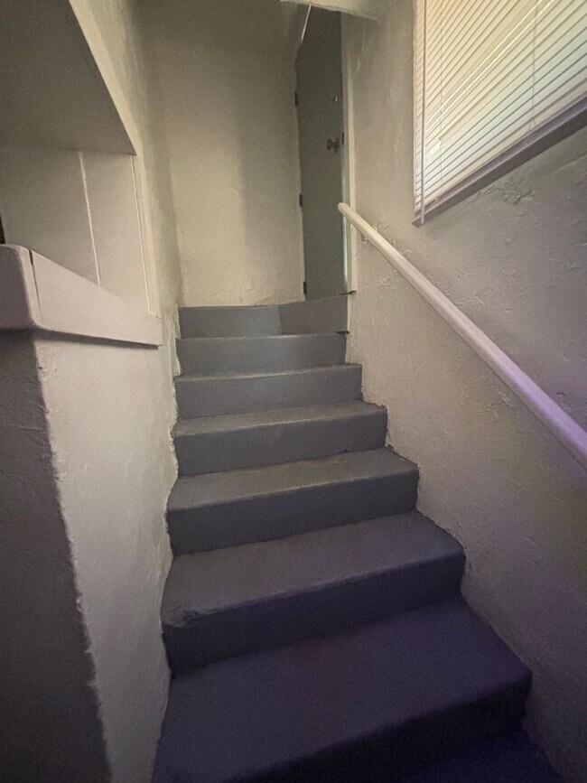 Building Photo - Beautifully Updated Studio Near WSU – All Utilities Included