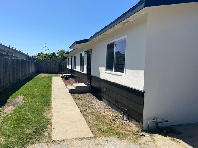 Building Photo - 223-227 W Curtis St.