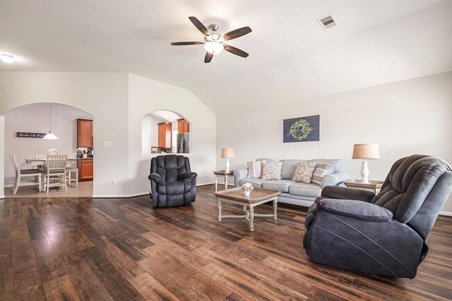 Building Photo - 12107 Lakewood Villa Dr