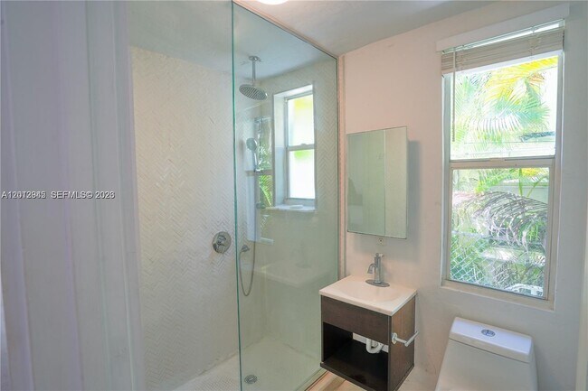 Building Photo - 319 W 28th St