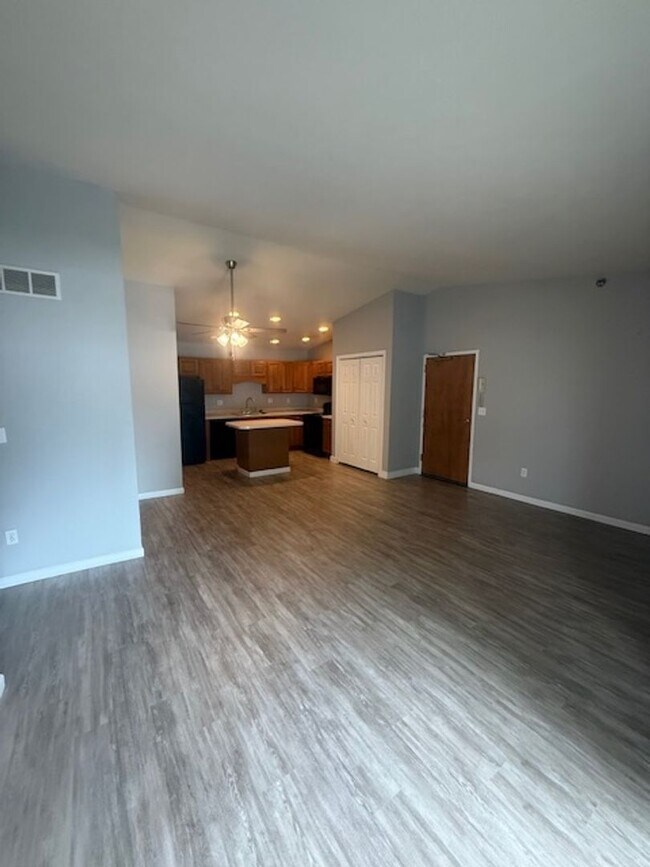 Building Photo - 142-156 Goldenrod
