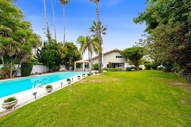 Building Photo - 4 bed 3 bath POOL on HUGE Lot!