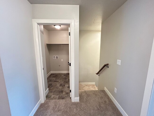 Building Photo - Meadow Crest Home!!!!
