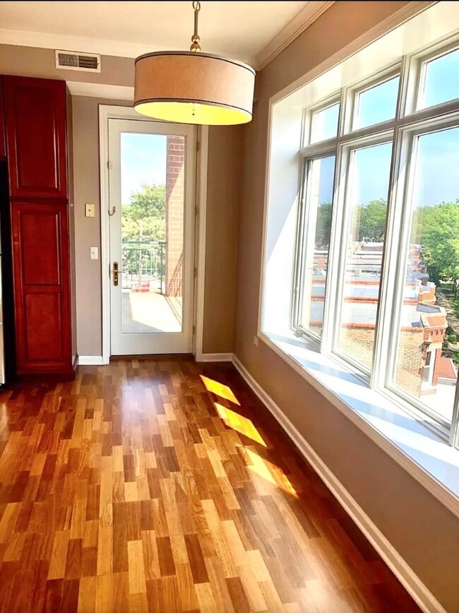 Building Photo - 5036 W Pensacola Ave