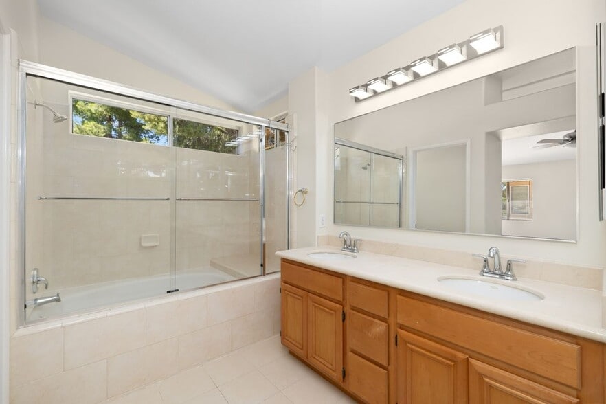 Building Photo - 2163 Sun Ridge Dr