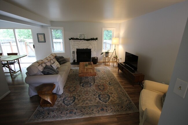 Building Photo - 3 Bedroom Townhouse!