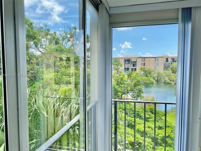 Building Photo - 8897 Fontainebleau Blvd