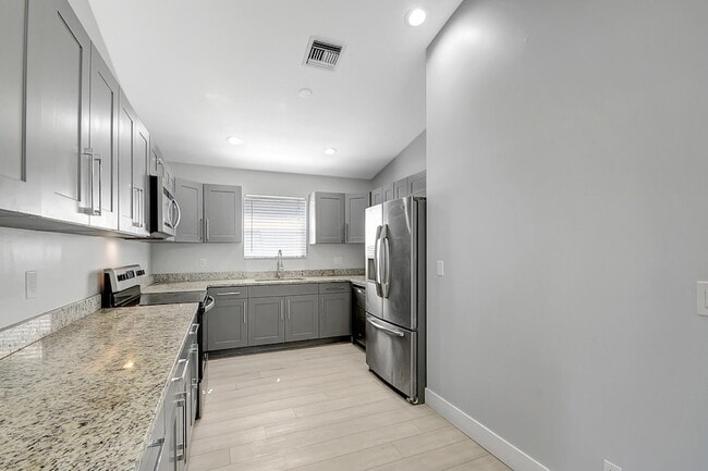 Building Photo - 215 NW 40th Ave