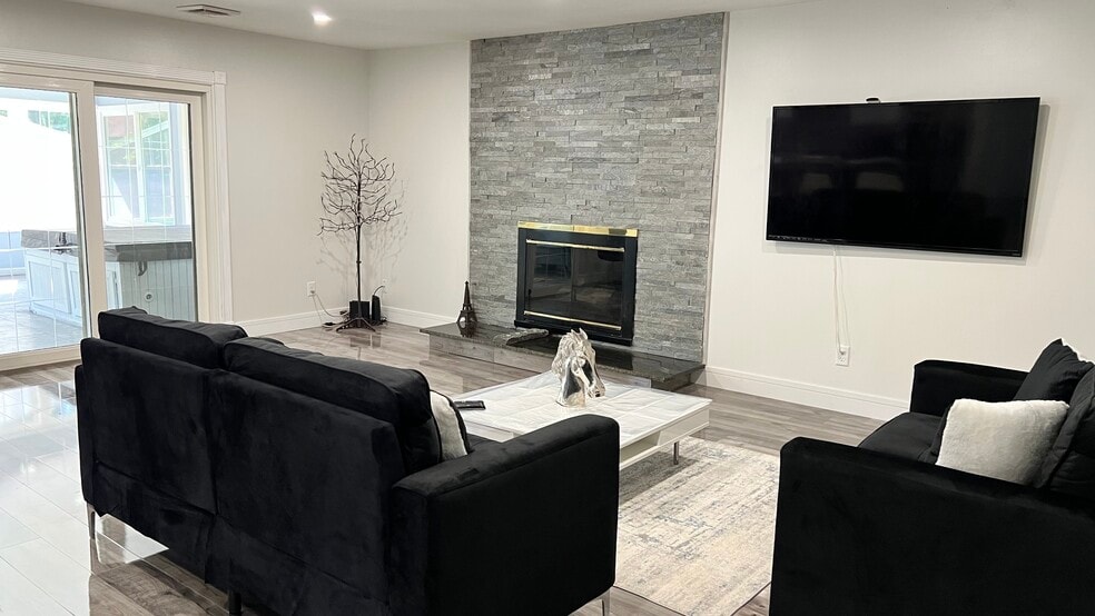 Building Photo - 11405 Central Dr W