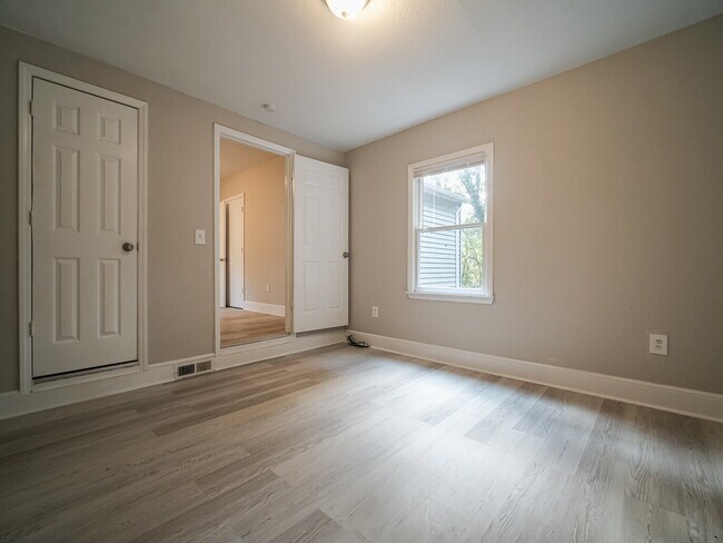 Building Photo - "Charming 4-Bedroom Gem in Charlotte - Cozy Living with Spacious Comfort!"