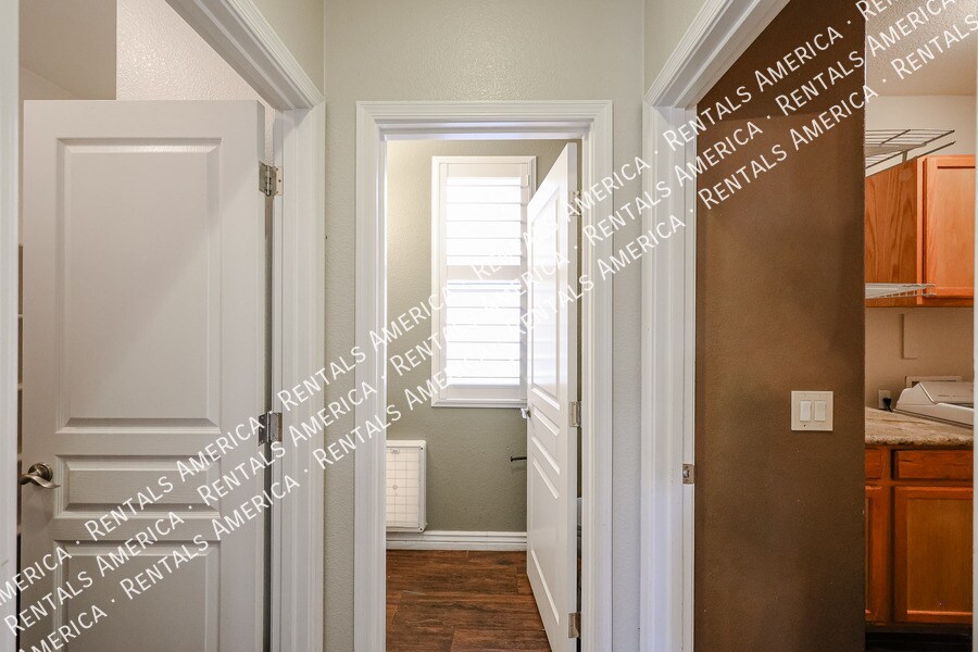 Building Photo - 3920 E Remington Dr