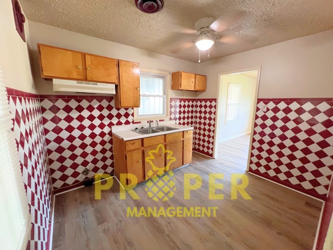 Building Photo - 2 bedrooms 1 bathroom house