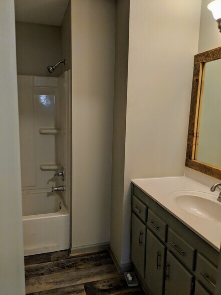 main floor bath - 386 Eagle Mountain Dr West
