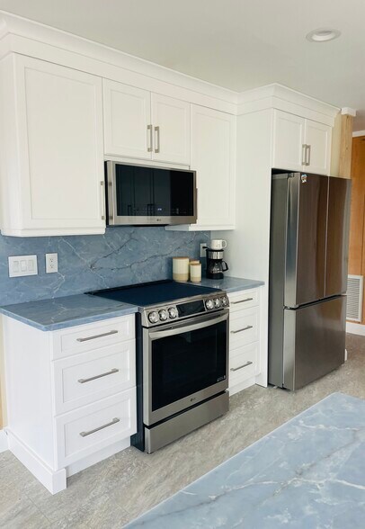 Granite counter/backsplash, stainless oven, microwave and refrigerator - 101 Lumina Ave N