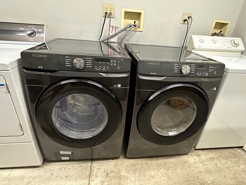 Shared Free 2x Washer / Dryer - 638 Washington St