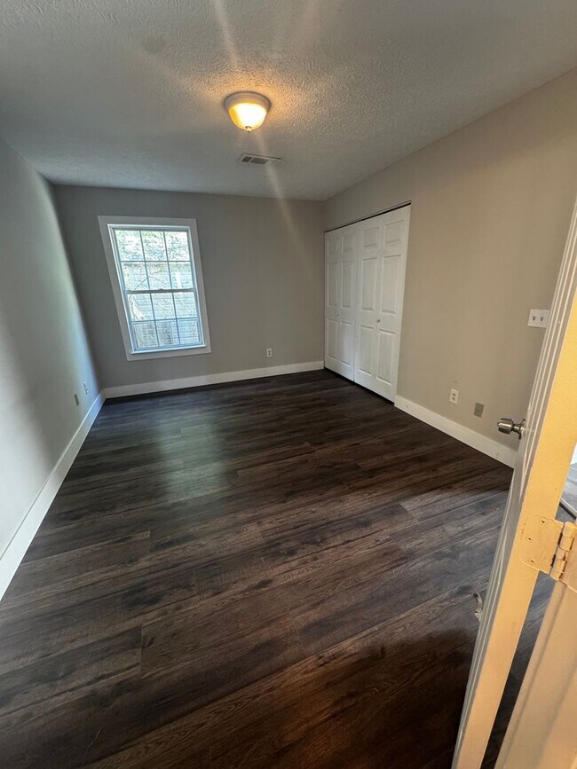 Building Photo - Month-to-Month Lease Available – 2 Bed / 1...