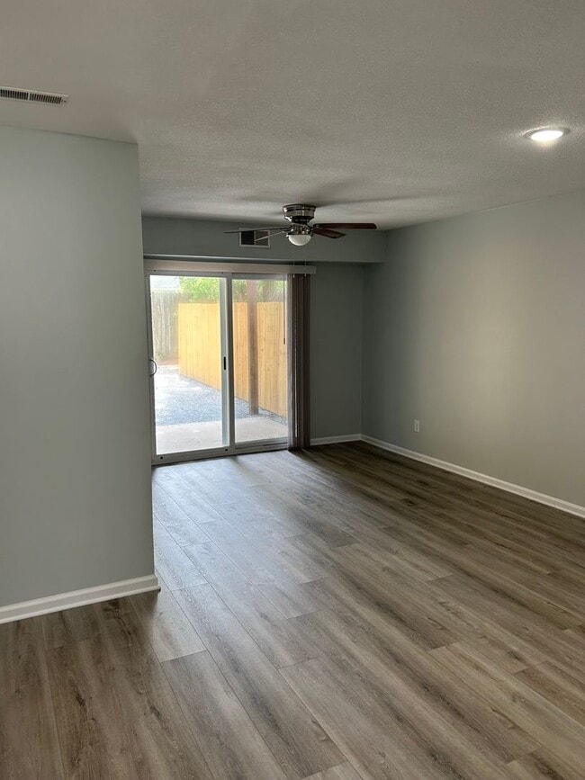 Building Photo - 2 Bedroom 1.5 Bathrooms