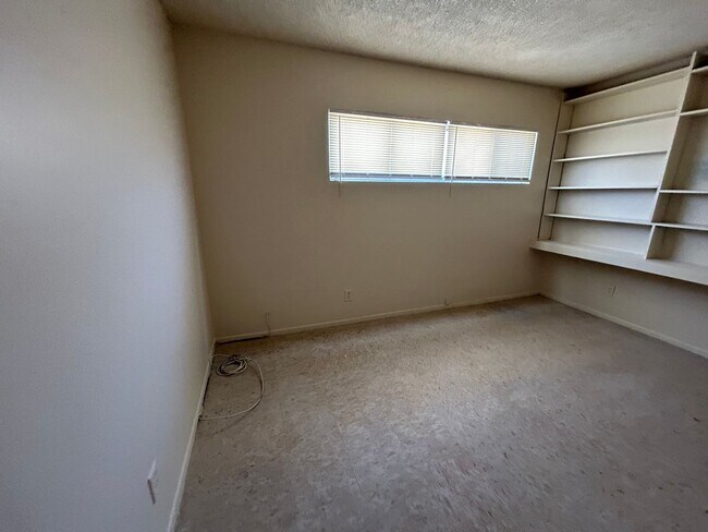 Building Photo - Spacious 4 bedroom, 2 bathroom home locate...