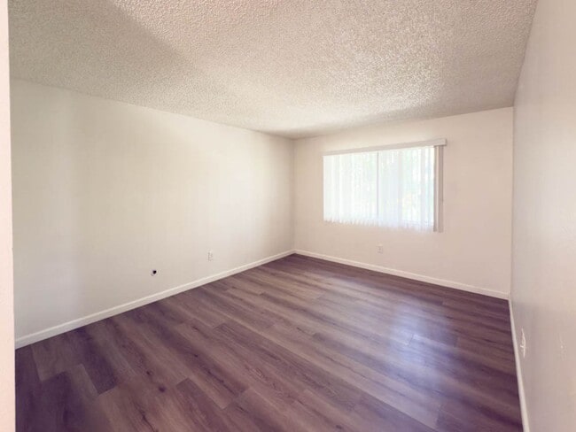 Building Photo - 2 BEDROOM 2 BATH CONDO IN GATED COMMUNITY ...