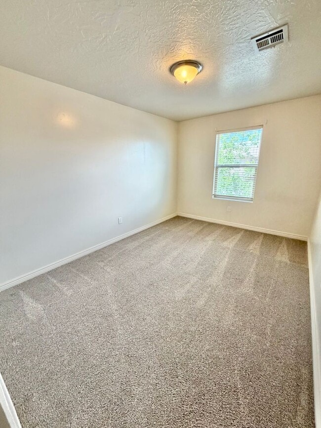 Building Photo - Town home in Little Valley Area. End Unit!!