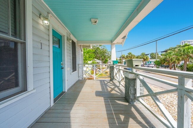 Building Photo - Charming 2 Bed, 2 Bath Home Near the World...