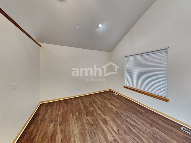 Building Photo - 522 N 8th Ct