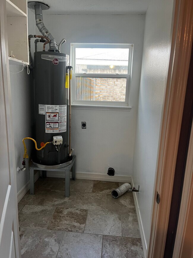 Building Photo - 12418 Plumbrook Dr