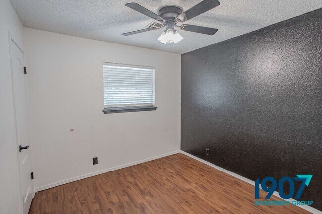 Building Photo - 1618 Village Dr