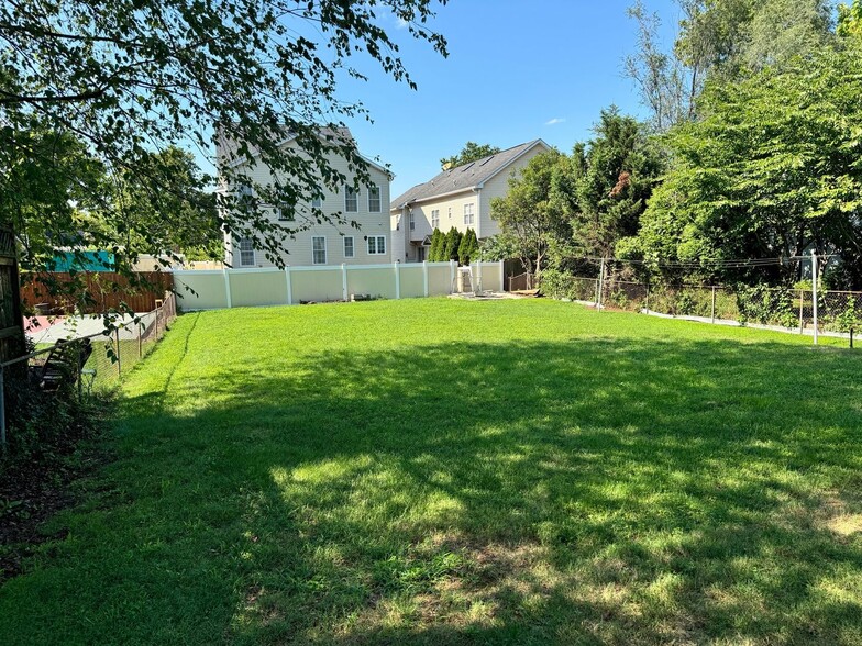 Building Photo - 5323 N Carlin Springs Rd