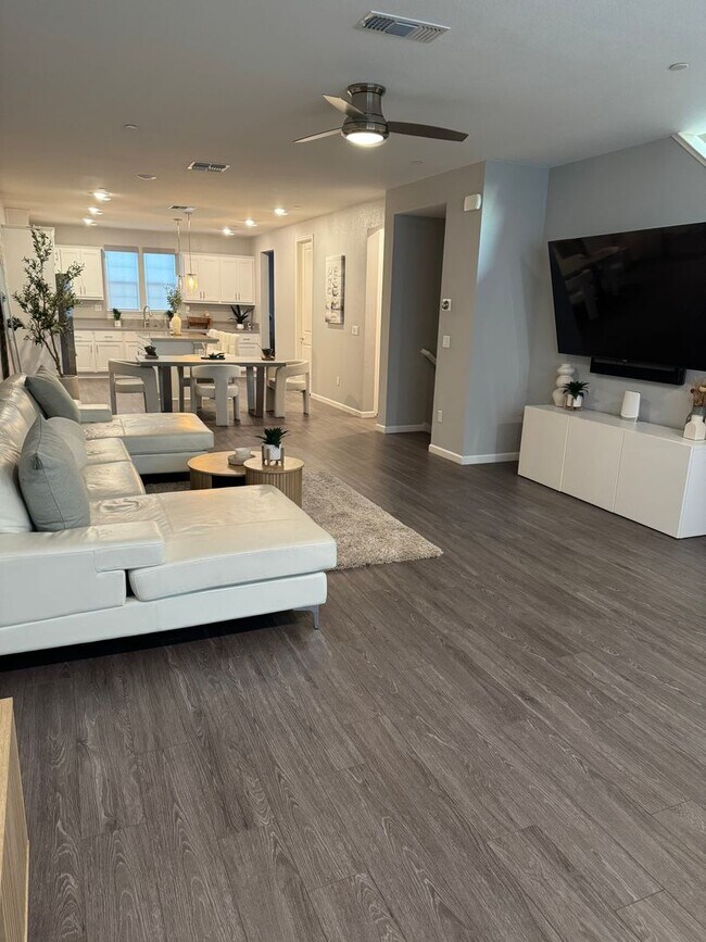 Building Photo - 4 Bed 3 Bath 2 Car Garage