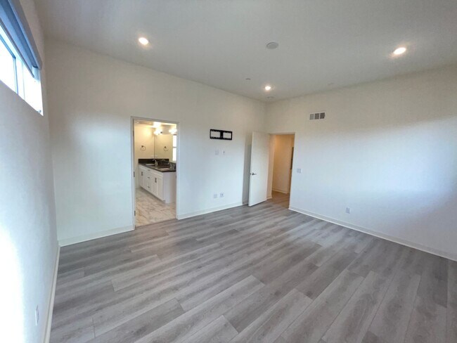 Building Photo - 3128 Cañon St