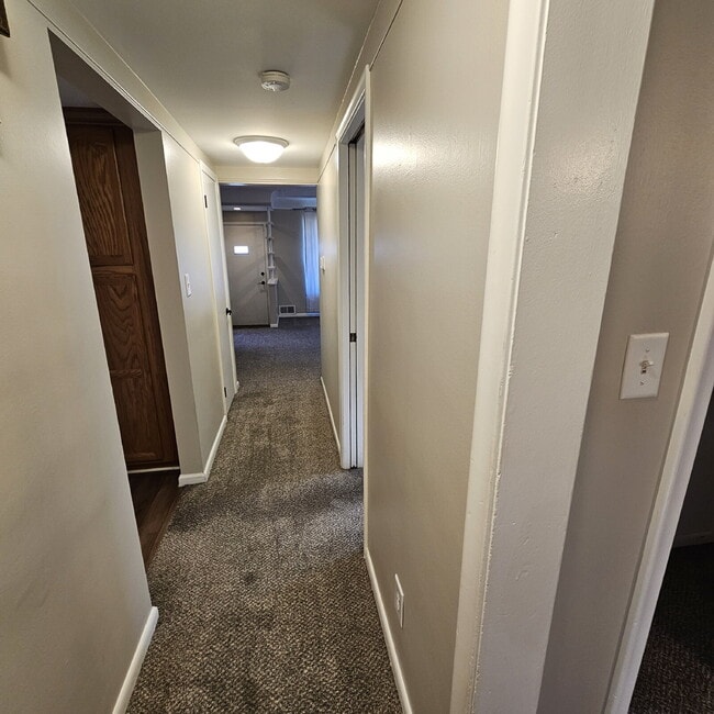 Building Photo - 3 Bedroom, 1.5 Bath Brick Ranch with Attac...